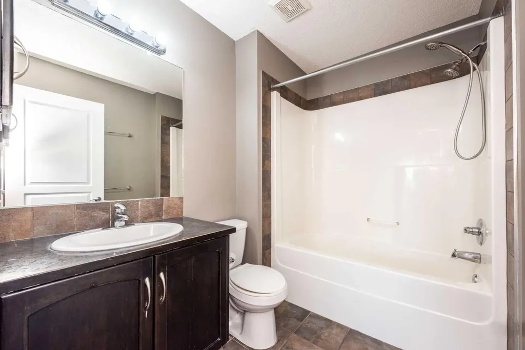 36 Everridge Gardens SW Calgary AB T2Y0H1