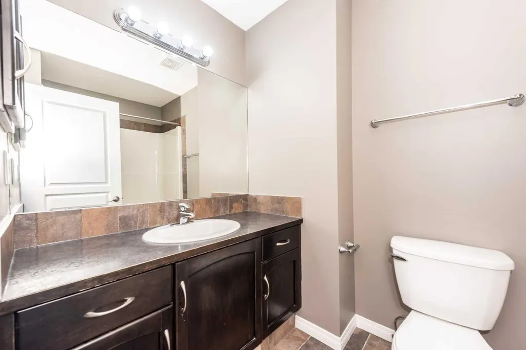 36 Everridge Gardens SW Calgary AB T2Y0H1