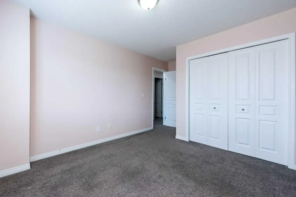 36 Everridge Gardens SW Calgary AB T2Y0H1