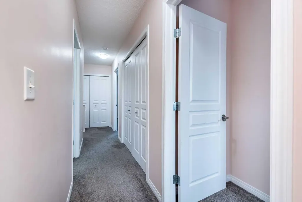 36 Everridge Gardens SW Calgary AB T2Y0H1