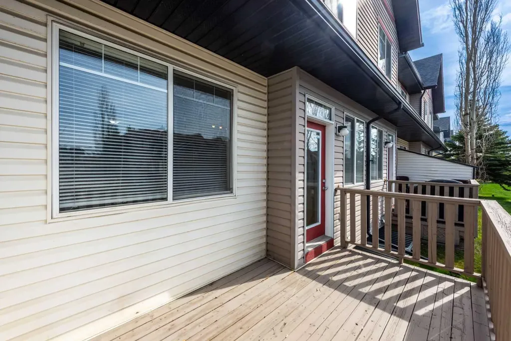36 Everridge Gardens SW Calgary AB T2Y0H1