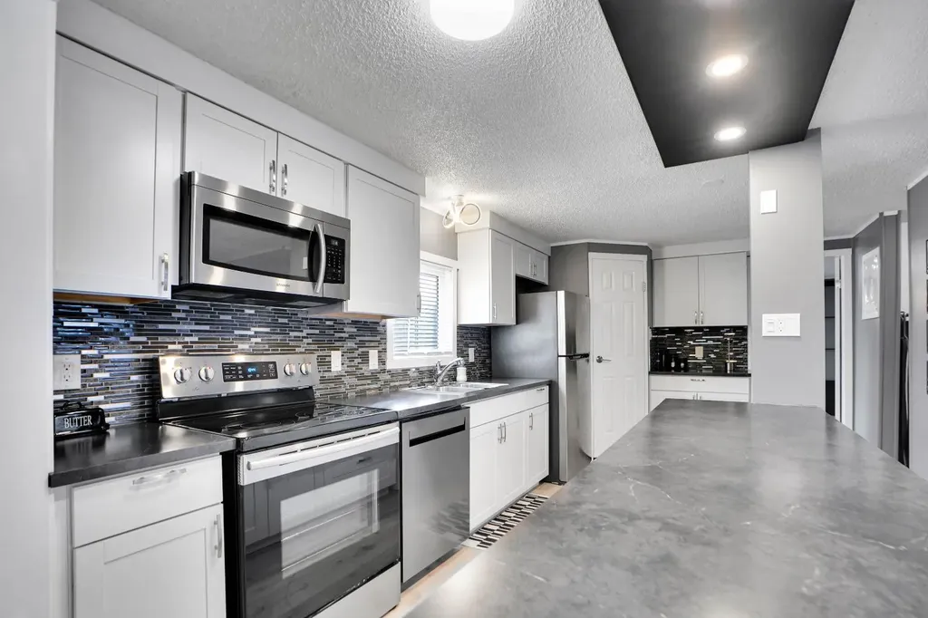 3223 83 Street NW Calgary AB T3B 5N4