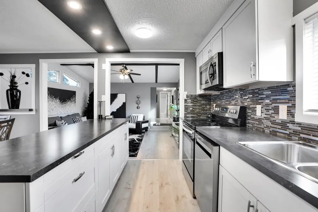 3223 83 Street NW Calgary AB T3B 5N4