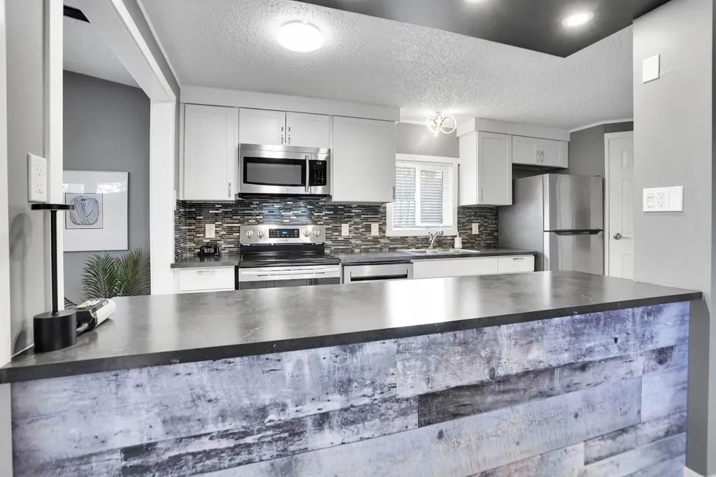 3223 83 Street NW Calgary AB T3B 5N4