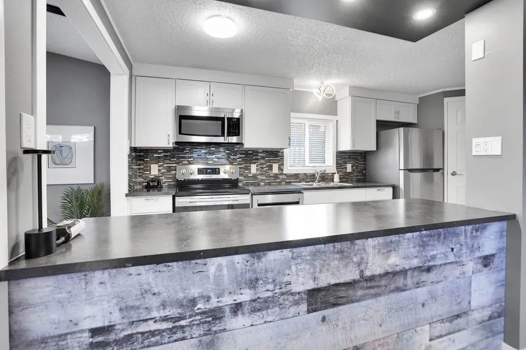 3223 83 Street NW Calgary AB T3B 5N4