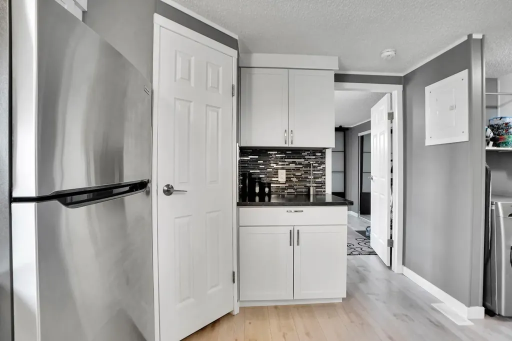 3223 83 Street NW Calgary AB T3B 5N4