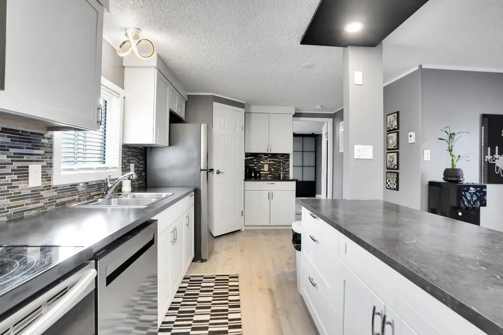 3223 83 Street NW Calgary AB T3B 5N4
