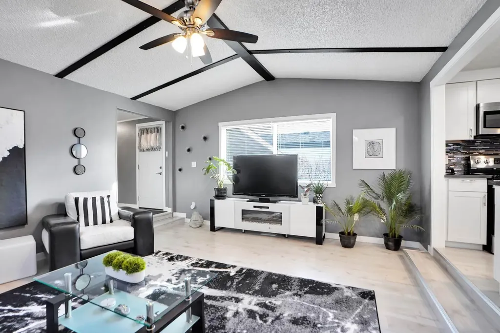 3223 83 Street NW Calgary AB T3B 5N4