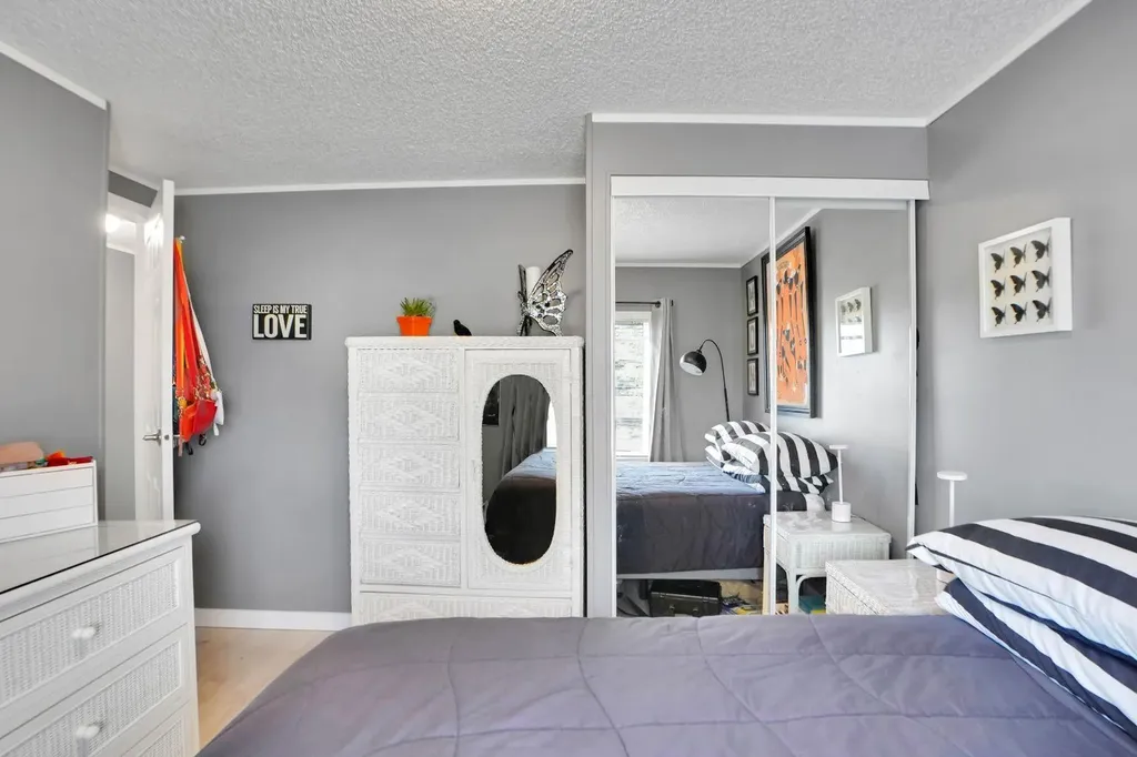 3223 83 Street NW Calgary AB T3B 5N4