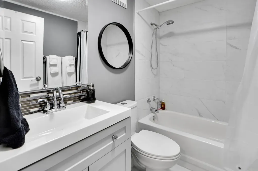 3223 83 Street NW Calgary AB T3B 5N4
