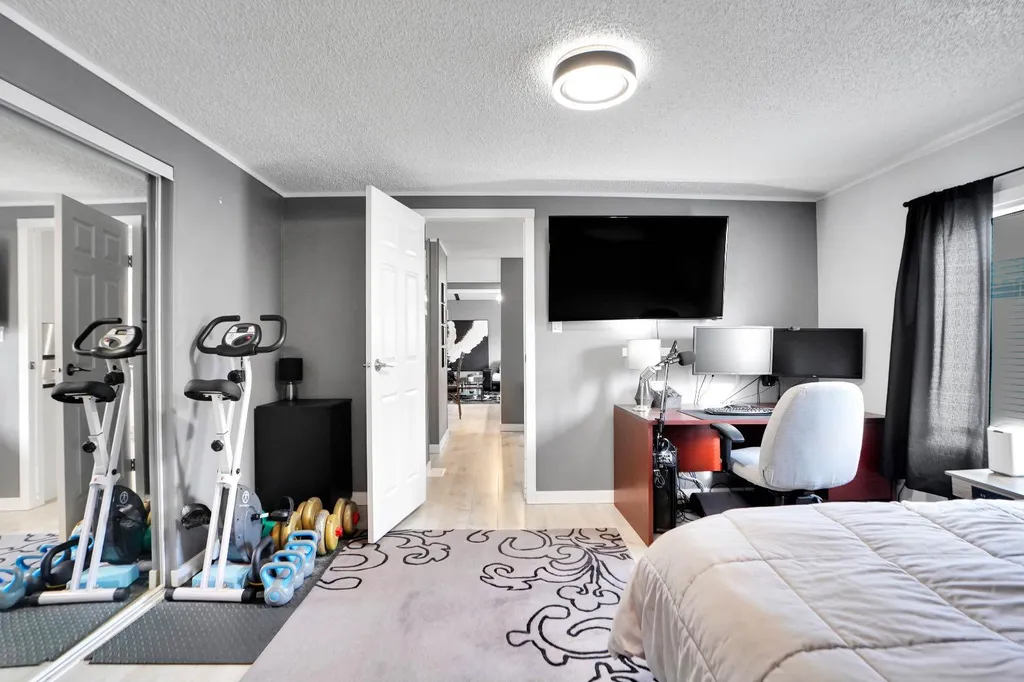 3223 83 Street NW Calgary AB T3B 5N4