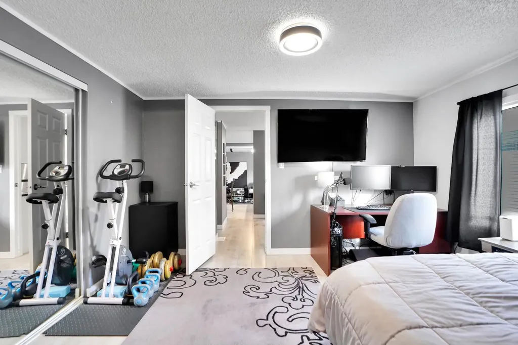 3223 83 Street NW Calgary AB T3B 5N4