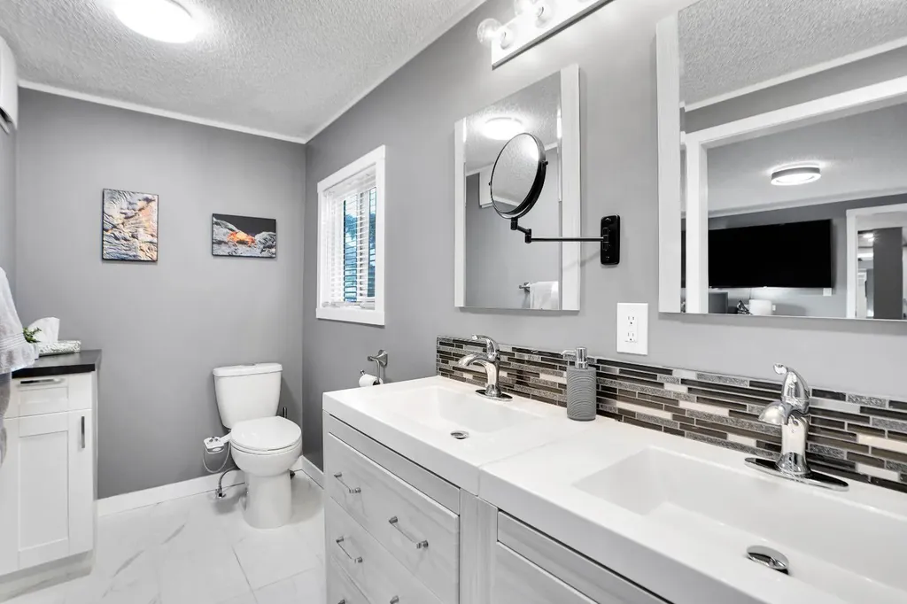 3223 83 Street NW Calgary AB T3B 5N4