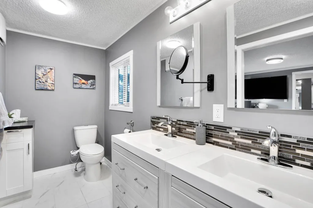 3223 83 Street NW Calgary AB T3B 5N4