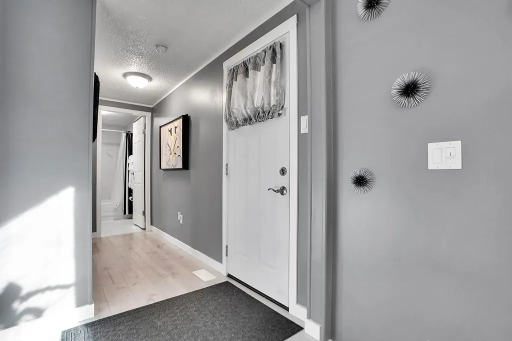 3223 83 Street NW Calgary AB T3B 5N4