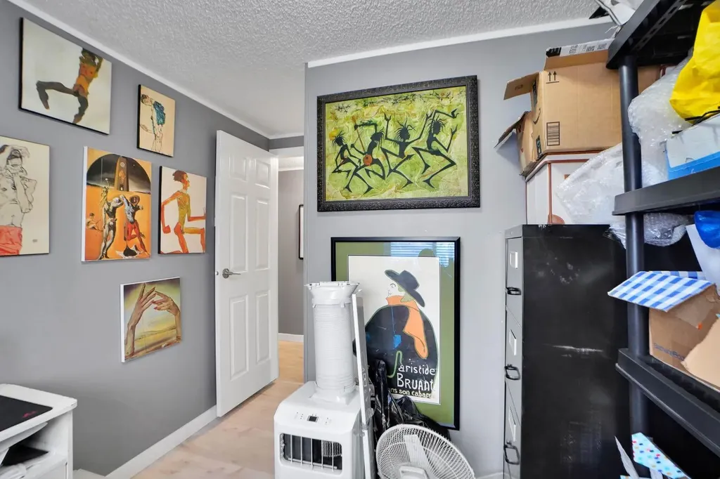 3223 83 Street NW Calgary AB T3B 5N4