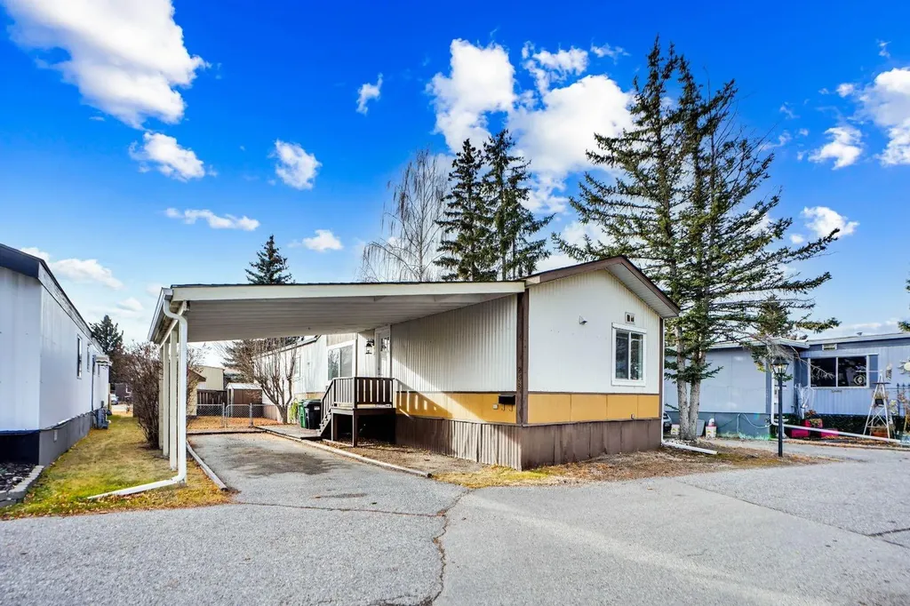 3223 83 Street NW Calgary AB T3B 5N4