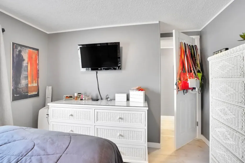 3223 83 Street NW Calgary AB T3B 5N4