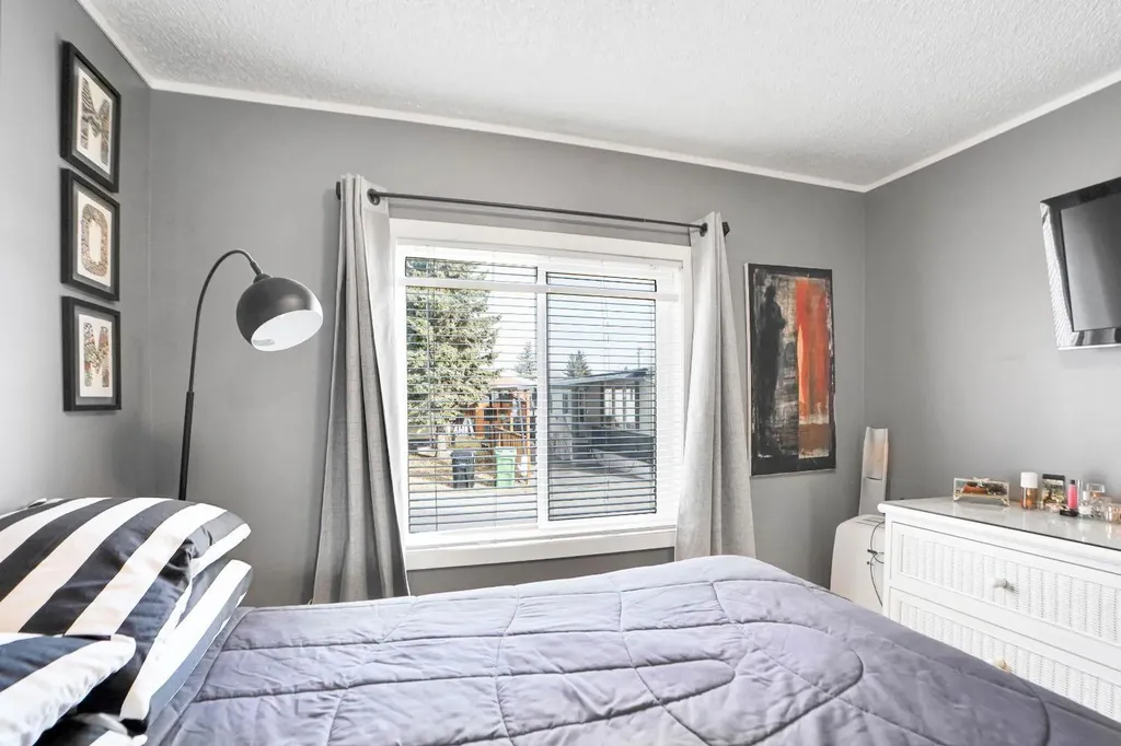 3223 83 Street NW Calgary AB T3B 5N4