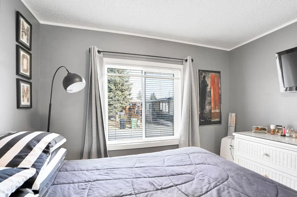 3223 83 Street NW Calgary AB T3B 5N4