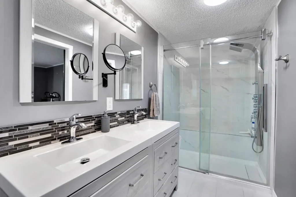 3223 83 Street NW Calgary AB T3B 5N4