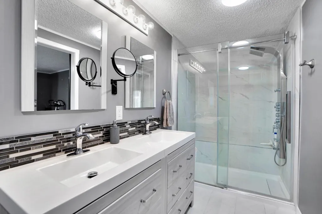 3223 83 Street NW Calgary AB T3B 5N4
