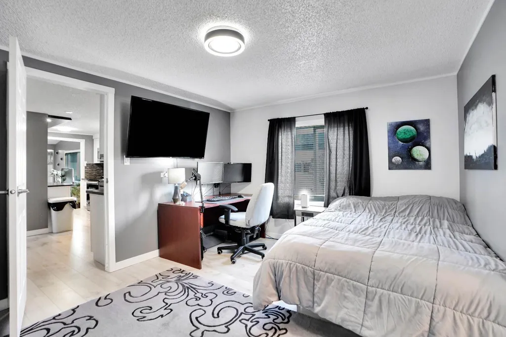 3223 83 Street NW Calgary AB T3B 5N4