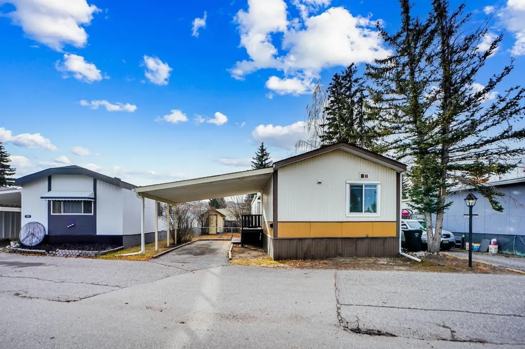 3223 83 Street NW Calgary AB T3B 5N4