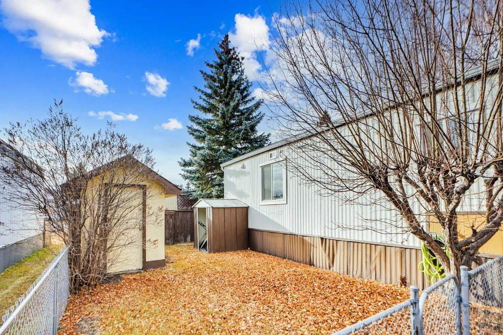 3223 83 Street NW Calgary AB T3B 5N4