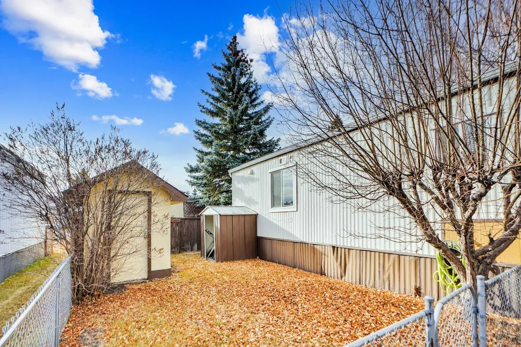3223 83 Street NW Calgary AB T3B 5N4