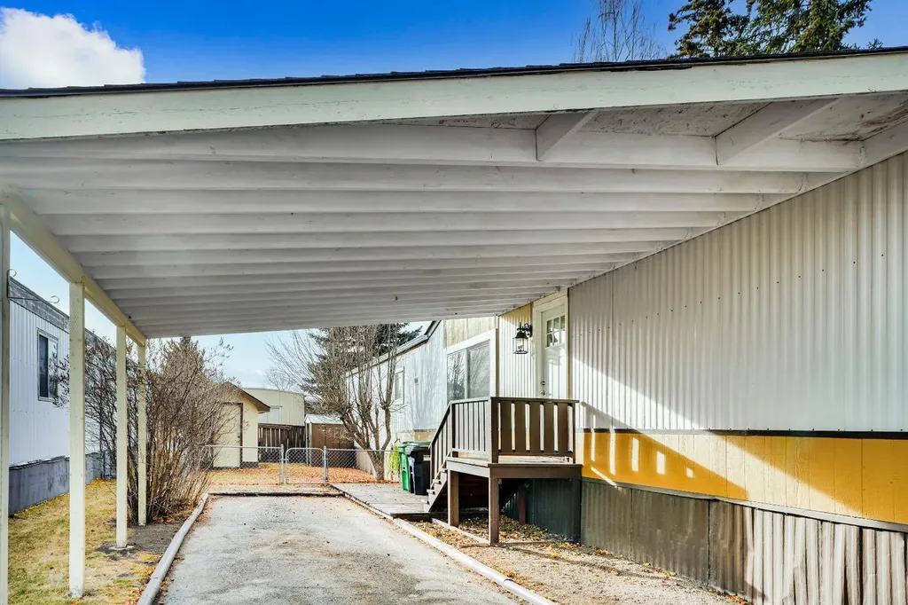 3223 83 Street NW Calgary AB T3B 5N4