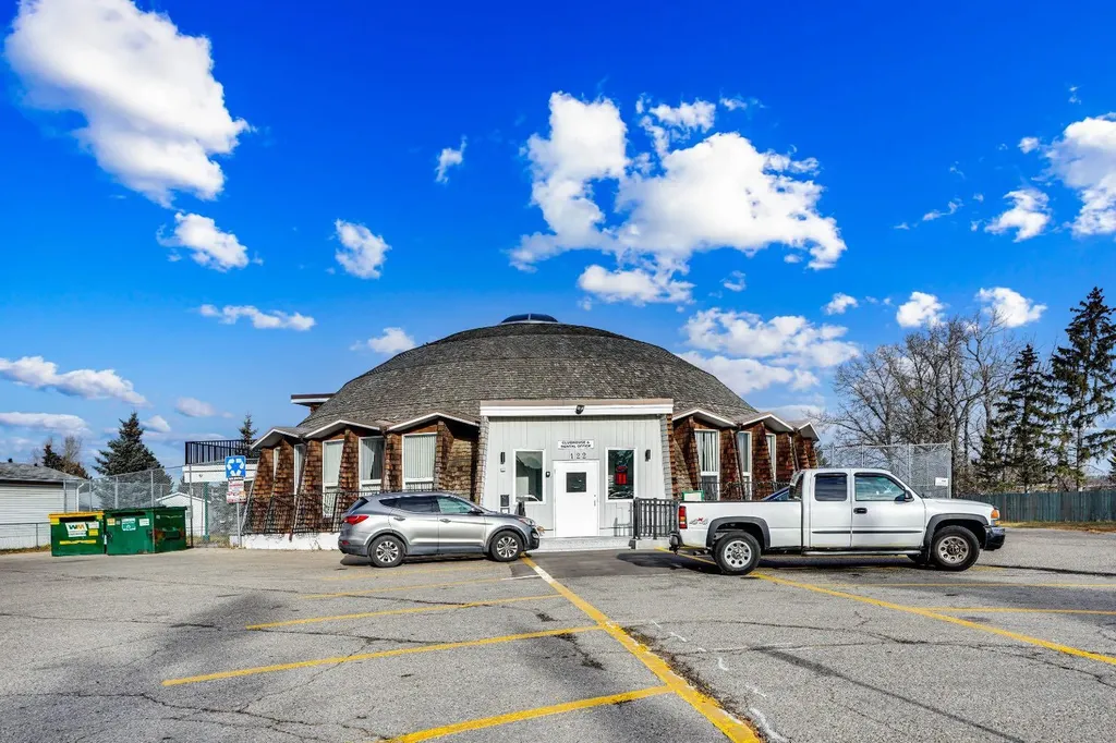 3223 83 Street NW Calgary AB T3B 5N4