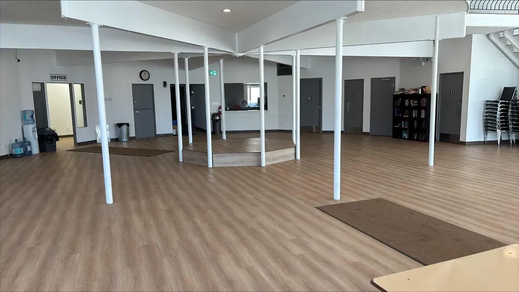 3223 83 Street NW Calgary AB T3B 5N4