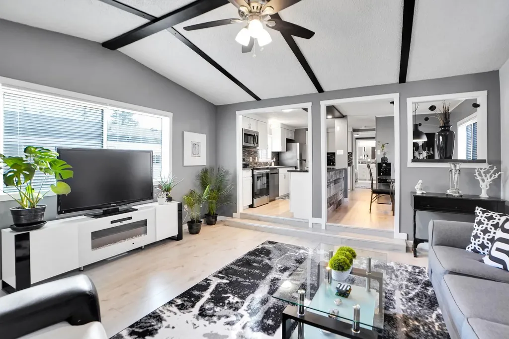 3223 83 Street NW Calgary AB T3B 5N4