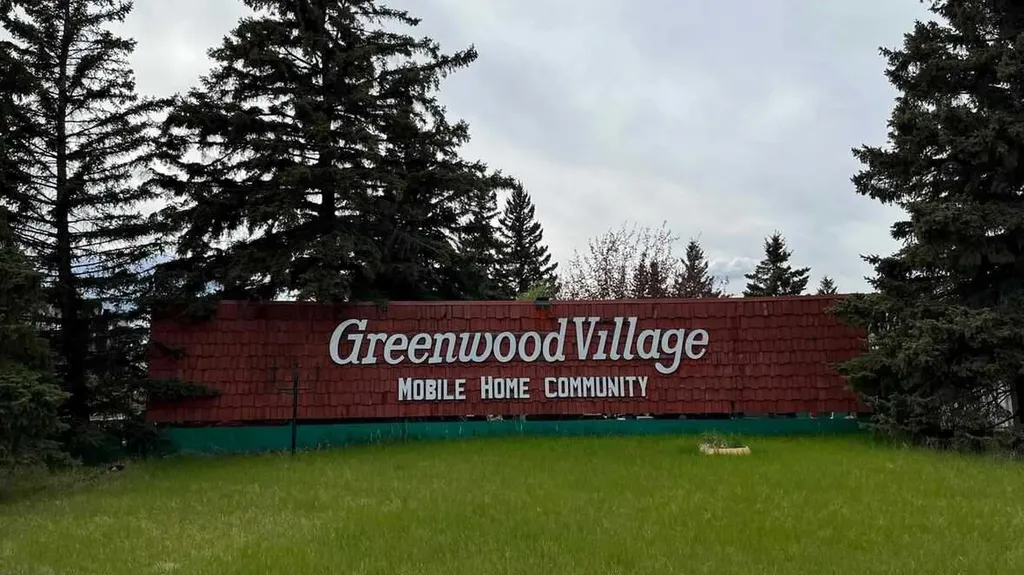 3223 83 Street NW Calgary AB T3B 5N4