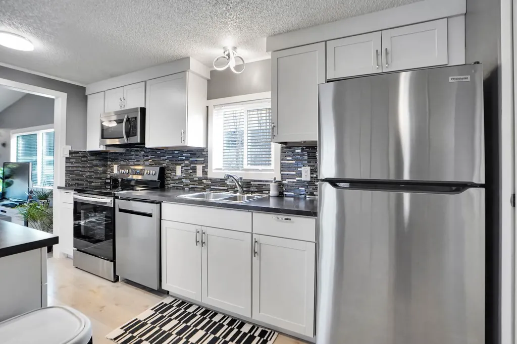 3223 83 Street NW Calgary AB T3B 5N4
