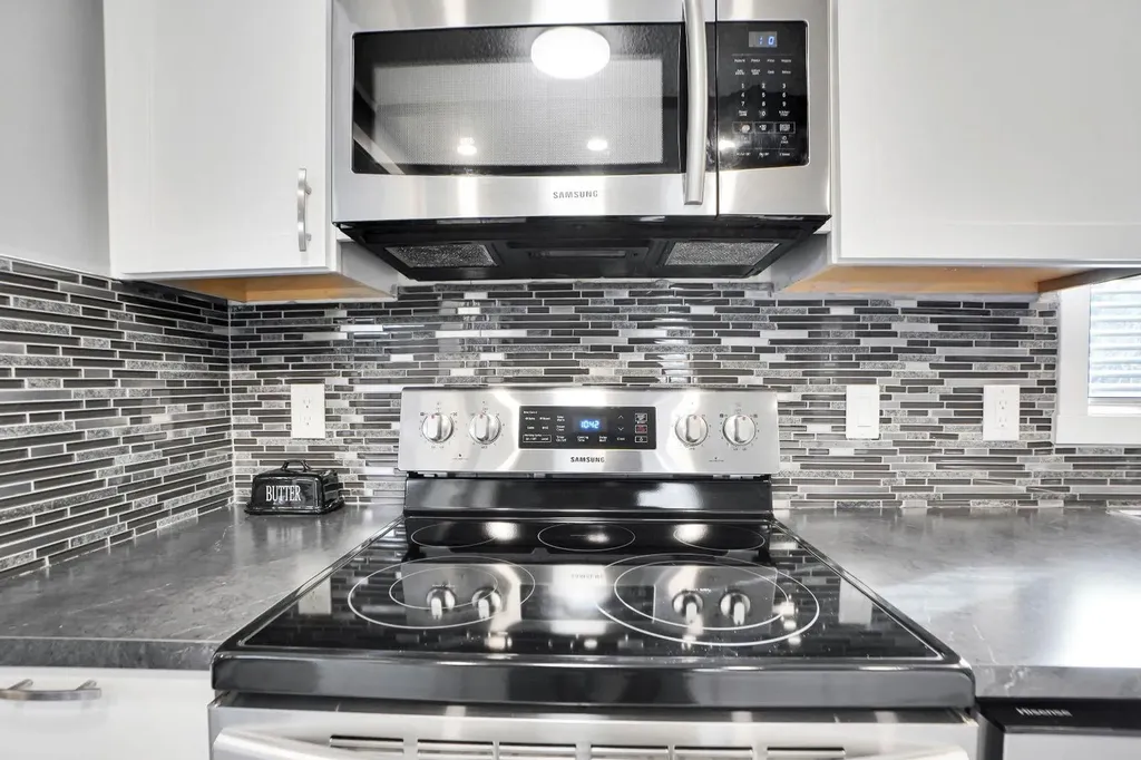 3223 83 Street NW Calgary AB T3B 5N4