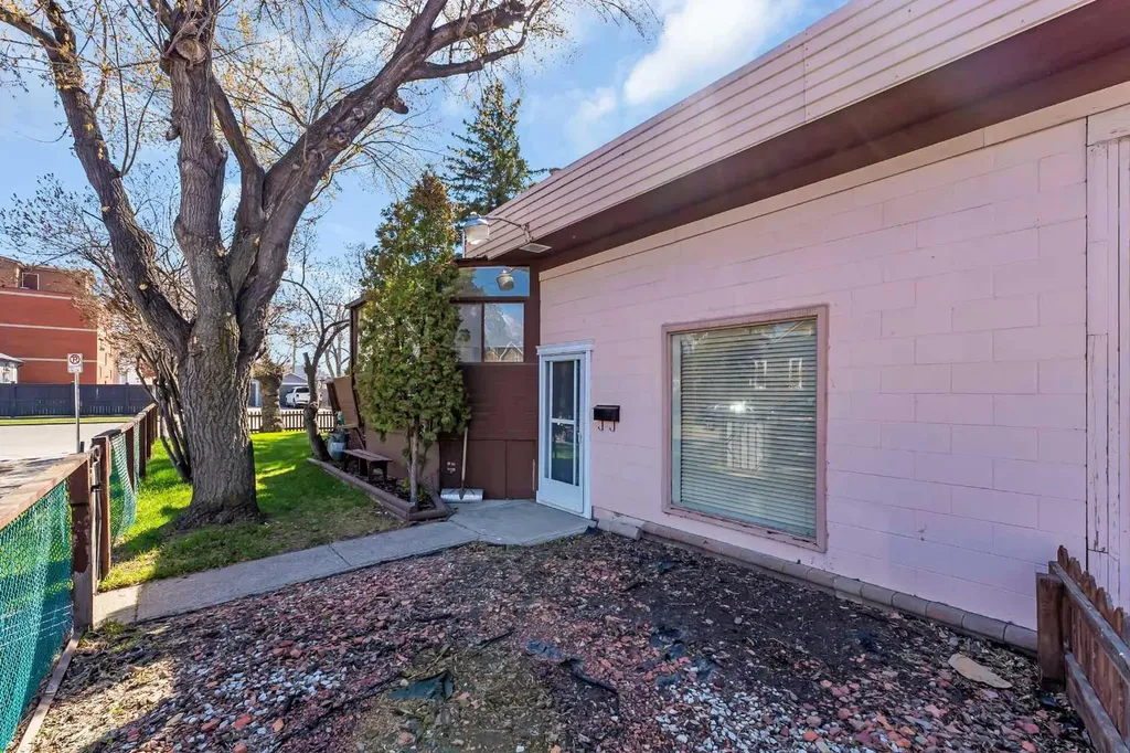 426 8 Avenue NE Calgary AB T2E0R2