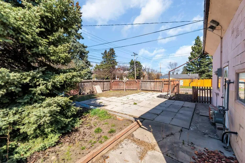 426 8 Avenue NE Calgary AB T2E0R2