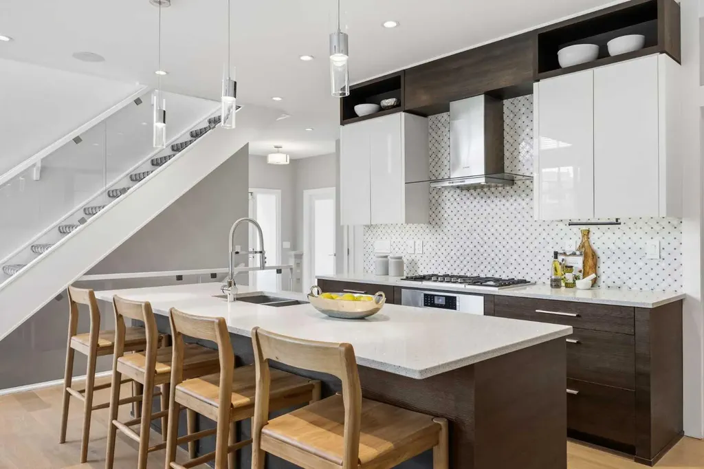 81 West Point Close SW Calgary AB T3H 0X4