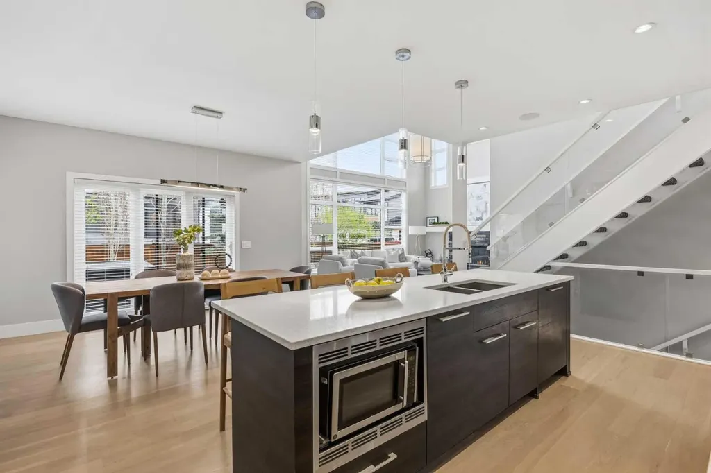 81 West Point Close SW Calgary AB T3H 0X4