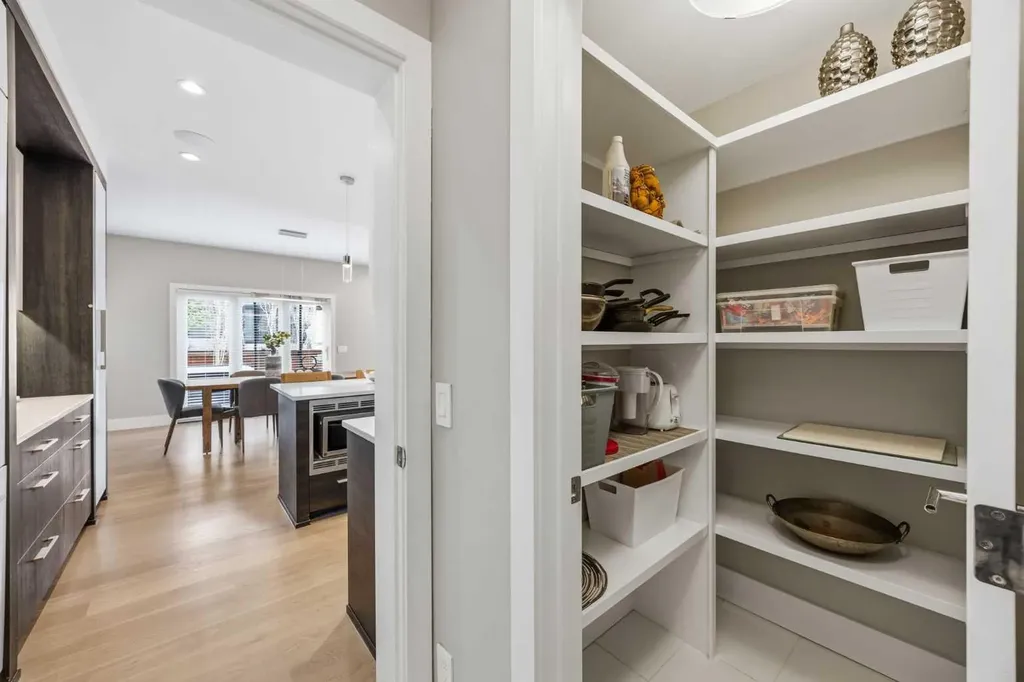 81 West Point Close SW Calgary AB T3H 0X4