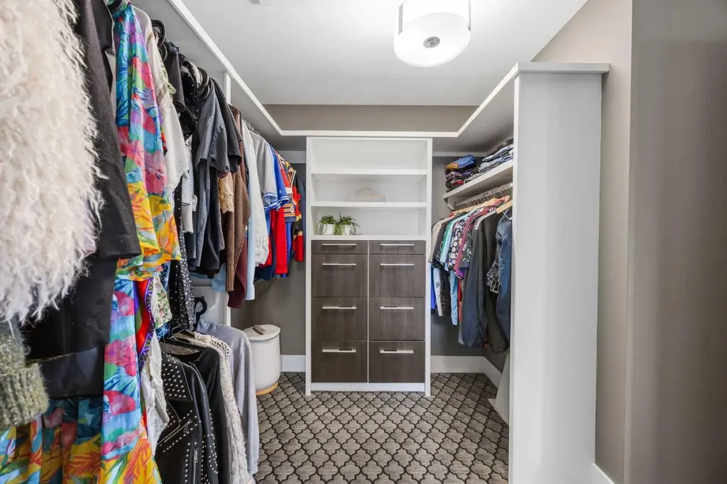 81 West Point Close SW Calgary AB T3H 0X4