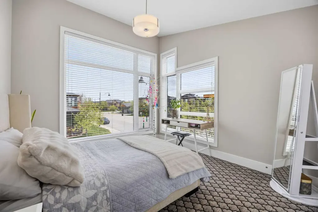 81 West Point Close SW Calgary AB T3H 0X4