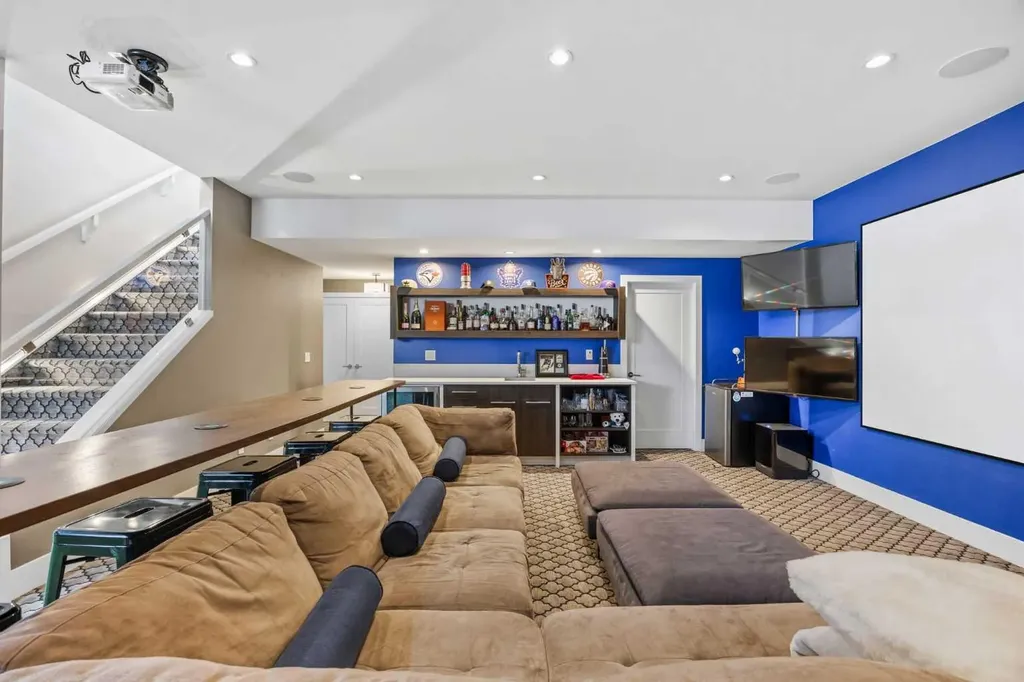 81 West Point Close SW Calgary AB T3H 0X4