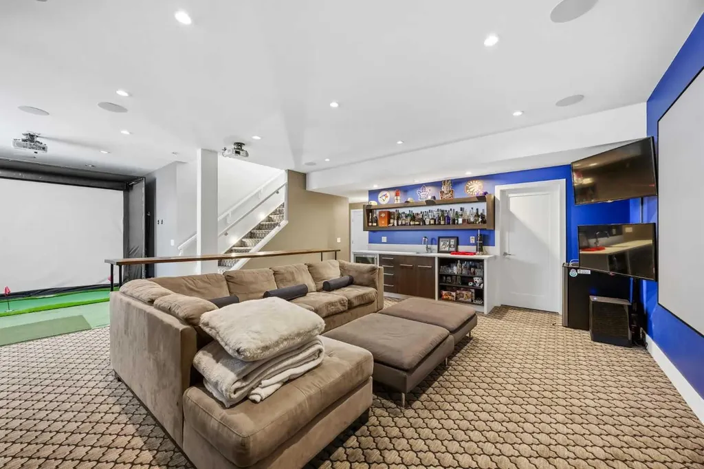 81 West Point Close SW Calgary AB T3H 0X4