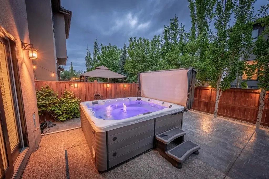 81 West Point Close SW Calgary AB T3H 0X4