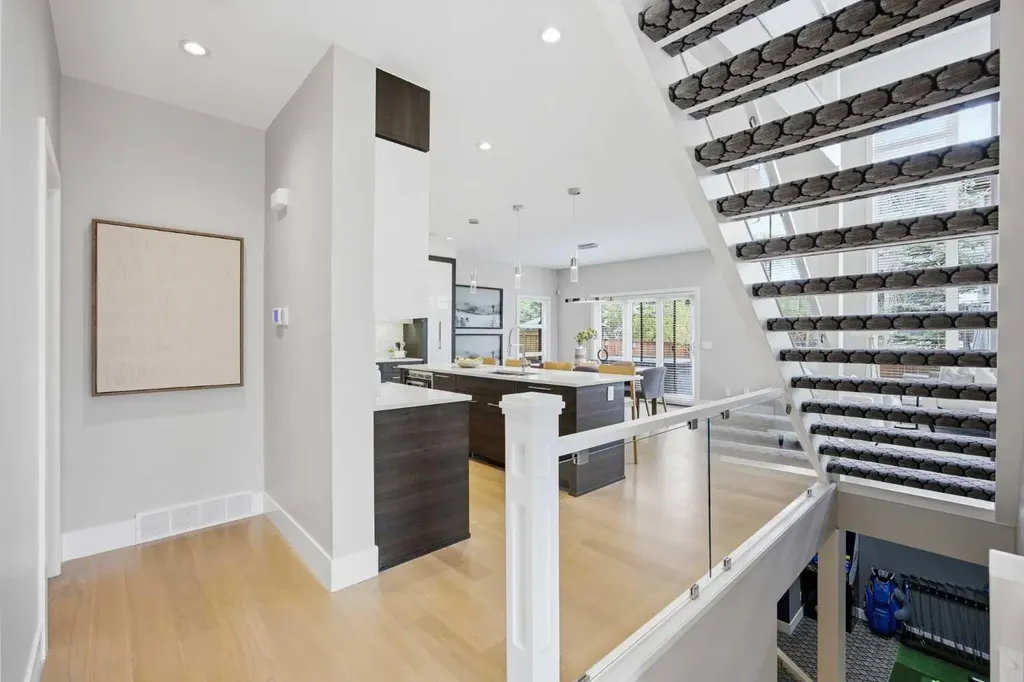 81 West Point Close SW Calgary AB T3H 0X4
