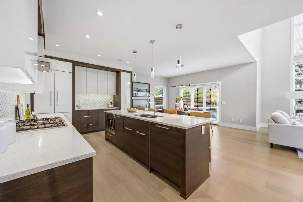 81 West Point Close SW Calgary AB T3H 0X4