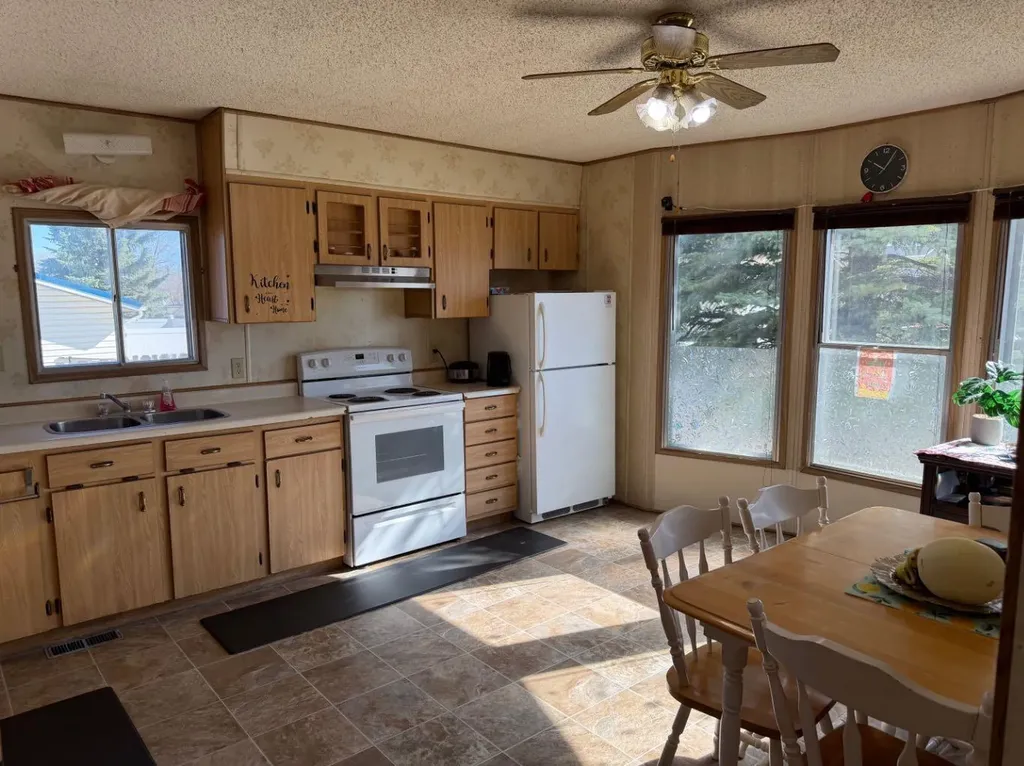 5302 Birch Road Olds AB T4H1M2